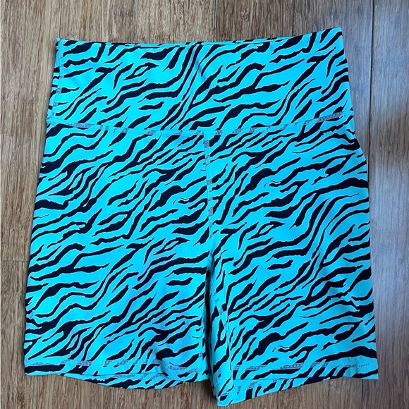 Fabletics High-Waisted Printed Ultracool Shorts in Zebra size medium. 1594 - Picture 2 of 4